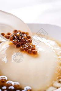 受欢迎的台湾美食  白碗木薯珍珠球 泡泡 混合豆腐豆腐布丁 豆花 豆花 甜点 特写 生活方式冰镇糖浆波霸食物气泡小吃勺子托盘大豆图片