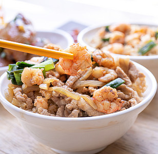 大米是中国台湾著名的传统街头食品 大米上有豆虾和猪肉 旅行概念 复制空间 关门等都用西瓜炒熟饭文化大豆海鲜筷子午餐洋葱食物街道桌背景