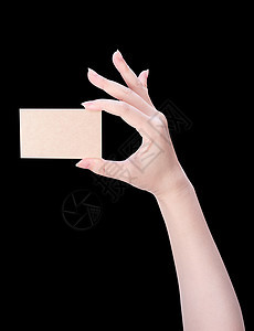 手握着黑背景 剪切路径 闭合 模拟 剪掉的空白棕褐色纸牌模板的年轻清洁女孩手礼物剪裁小路工作室牛皮纸女性商业支付手臂手指图片