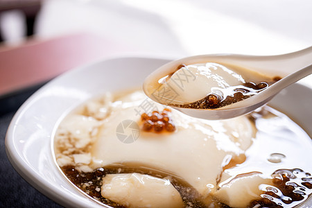 甜豆花受欢迎的台湾美食  白碗木薯珍珠球 泡泡 混合豆腐豆腐布丁 豆花 豆花 甜点 特写 生活方式勺子小吃气泡桌子冰镇糖浆波霸托盘食物背景