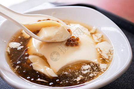 受欢迎的台湾美食  白碗木薯珍珠球 泡泡 混合豆腐豆腐布丁 豆花 豆花 甜点 特写 生活方式桌子波霸食物小吃大豆托盘糖浆冰镇勺子图片