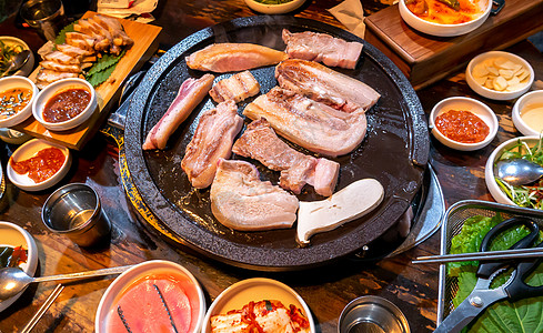 韩国餐厅的煎烤黑猪肉饭 新鲜美味可口可乐食品烹饪用生菜制成铁板 闭合 复制空间 生活方式美食食谱文化炙烤食物叶子胡椒猪肉盘子油炸图片