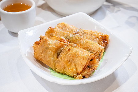 美味的点心 亚洲著名的粤菜  香港 yumcha 餐厅的炸豆腐 豆腐皮 卷配虾和虾 特写皮肤油炸空白饮茶盘子食物筷子午餐美食文化图片