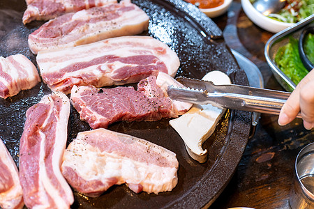 韩国餐厅的煎炸黑猪肉饭 新鲜美味可口科林食品烹饪用生菜制成铁板 特写 复制空间 生活方式猪肉油炸芝麻文化平底锅食物炙烤食谱传统胡图片