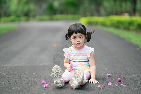 坐在花园的可爱婴儿 可爱婴儿户外活动概念乐趣草地孩子喜悦笑声阳光童年树木公园晴天图片