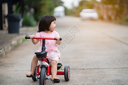 可爱的孩子们骑自行车 孩子们享受骑自行车父母童年快乐孩子女孩女儿闲暇公园骑术微笑图片