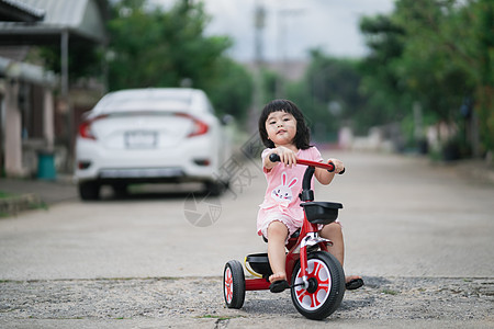 可爱的孩子们骑自行车 孩子们享受骑自行车学习孩子家庭女性父母女儿公园乐趣快乐运动图片
