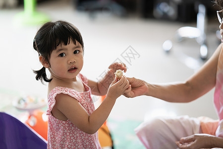 可爱的小女孩小可爱女孩 在家里吃饼干与她的祖母祖父母孩子厨房食物牛奶母亲桌子小男孩男生童年图片