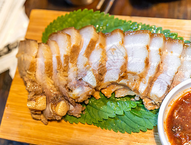 韩国餐厅的煎烤黑猪肉饭 新鲜美味可口可乐食品烹饪用生菜制成铁板 闭合 复制空间 生活方式文化平底锅美食叶子芝麻炙烤食物食谱油炸胡图片