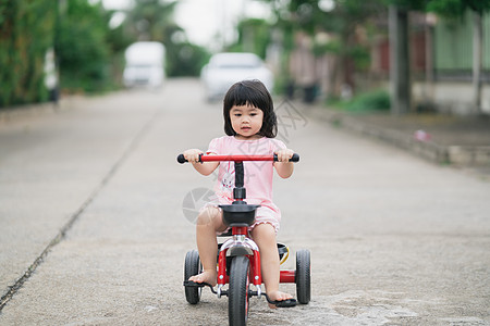 可爱的孩子们骑自行车 孩子们享受骑自行车乐趣孩子平衡婴儿学习闲暇女儿父母快乐家庭图片