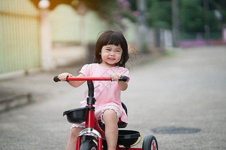 可爱的孩子们骑自行车 孩子们享受骑自行车运动女性女孩公园童年父母男生微笑闲暇家庭图片