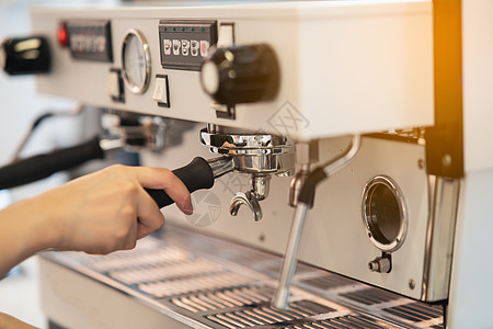女咖啡师在咖啡机里煮咖啡 咖啡制作概念店铺食堂磨床餐厅酒吧工人咖啡店商业机器女士图片
