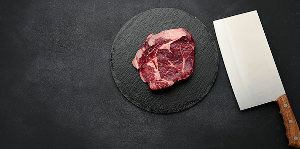 黑板上的牛肉肉 烤肉的脊椎肉图片