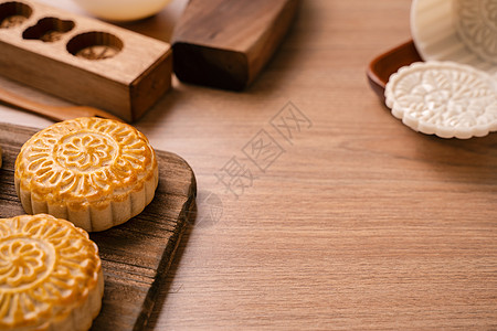 圆形新鲜出炉的月饼糕点中秋节的中国月饼在木制背景和服务托盘上特写甜点食物美食桌子木头小吃文化月亮模具蛋糕图片