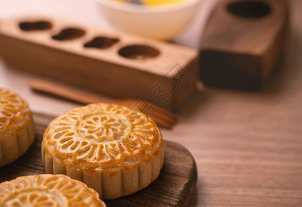 圆形新鲜出炉的月饼糕点中秋节的中国月饼在木制背景和服务托盘上特写乡村文化模具木板木头月亮食物传统美食小吃图片