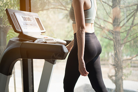 参加体育锻炼运动场培训的女女性选美运动员 体育健身概念机器有氧运动跑步机成人跑步训练女孩耐力女性健身房图片