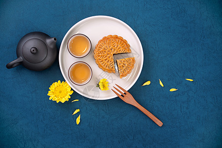 蓝色背景的最小简单布局月亮蛋糕 用于中秋节 创造性食品设计概念 顶端视图 平板外衣 复制空间文化杯子高架平铺糖果节日小吃甜点糕点图片
