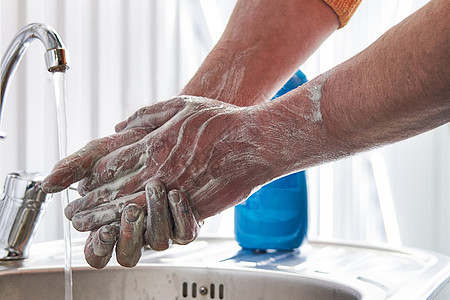 下班后用肥皂洗脏手的机械打扫工人手指泡沫清洁感染皮肤洗涤凝胶气泡图片