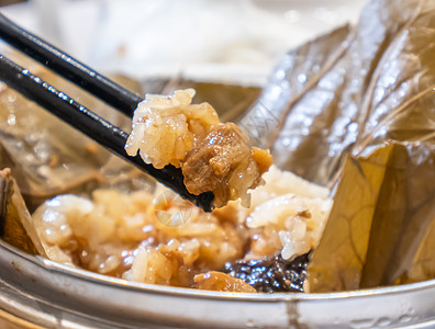 美味的新鲜蒸汽大米和鸡卷 由莲花叶包在红青春餐厅竹轮面包里点心文化女士食物叶子汽船早餐午餐女孩饮茶图片
