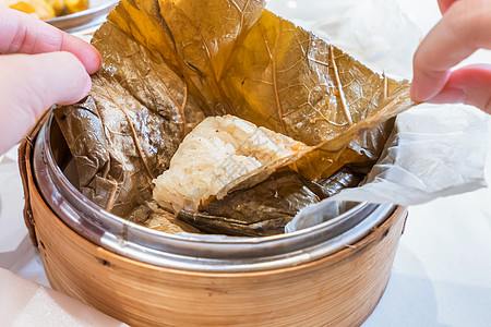 美味的新鲜蒸汽大米和鸡卷 由莲花叶包在红青春餐厅竹轮面包里竹子食物美食女孩点心盘子早餐叶子文化女士图片