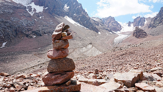 金字塔般的石头作为山中的指针冥想旅行岩石山脉旅游全景场景远足治疗卵石图片