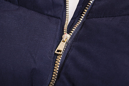 黑色夹克上的金属黄色拉链扣子纤维服装外套衣服织物组织配饰运动接缝背景图片