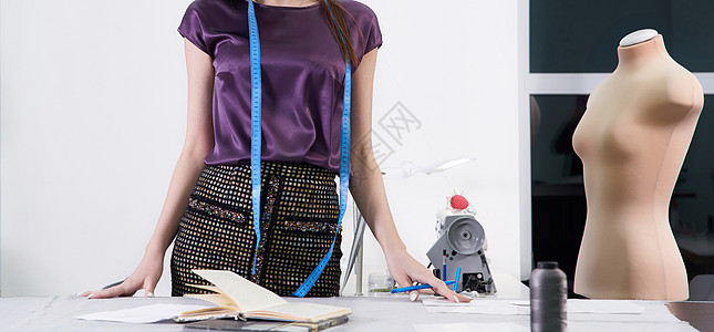 年轻裁缝在她的车间 设计新衣服 餐饮工作室剪裁裁剪设计师材料工艺草图女士纺织品作坊织物图片