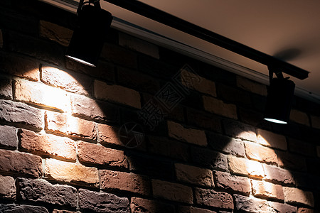 室内红砖墙上两盏明灯灯笼房间装饰火花阴影制造业建筑学火焰燃烧射线图片