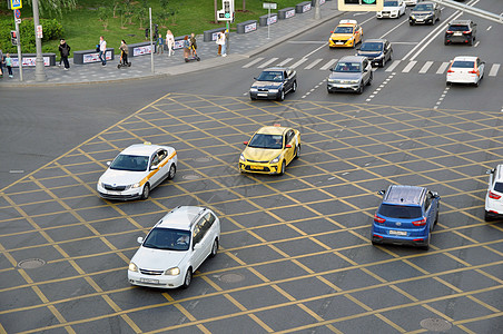 黄记煌路边的NNo号停车场黄十字区的标志是沥青路面背景