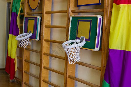 儿童健身房墙上的篮球环图片