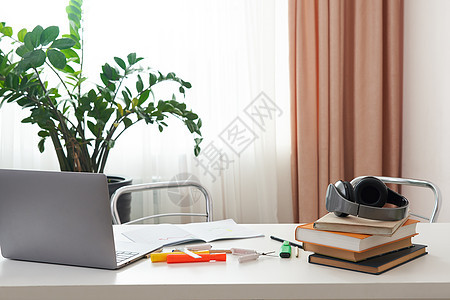 空荡荡的工作场所 桌上放着笔记本电脑和书籍 学生或自由职业者的室内设计 舒适的家庭工作场所图片