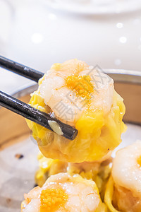 Siu Mai 点心 yum cha 之一 餐厅白色背景桌上的猪肉和虾蒸饺子 早餐 生活方式 特写小吃盘子文化食物篮子蒸汽汽船饮图片