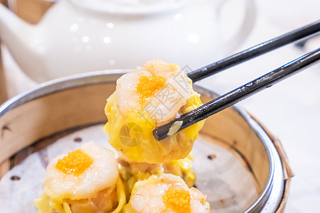 Siu Mai 点心 yum cha 之一 餐厅白色背景桌上的猪肉和虾蒸饺子 早餐 生活方式 特写盘子海鲜汽船食物竹子篮子饮茶蒸图片