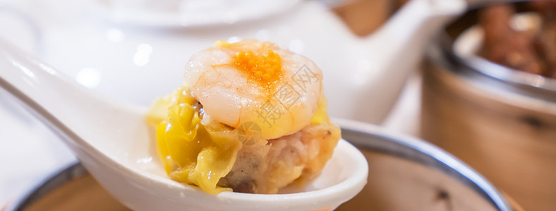 Siu Mai 点心 yum cha 之一 餐厅白色背景桌上的猪肉和虾蒸饺子 早餐 生活方式 特写盘子篮子竹子汽船蒸汽食物小吃饮图片