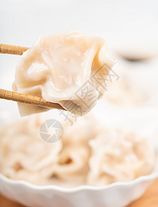 新鲜 美味的煮猪肉 白底虾面条加酱油和筷子 闭合 生活方式 自制的设计概念 笑声午餐美食烹饪食物大豆木头沫沫食谱盘子蒸汽图片
