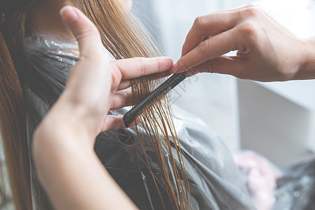 理发师剪头发 一个金发年轻女子的头发 在发廊职业女孩发型发型师理发店女士理发治疗工作室金发女郎图片
