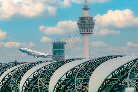 货机在机场大楼上空飞行 货机 航空物流概念 货运和航运业务 货物运输 蓝天白云的机场大楼图片