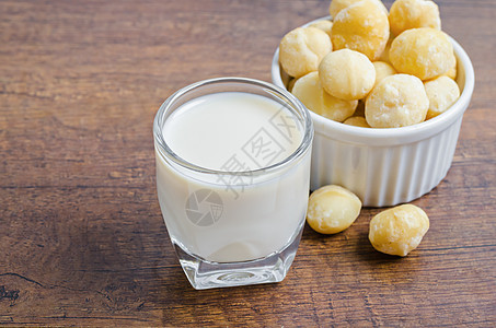 索不达米亚一杯麦加达米亚牛奶和一碗坚果产品杯子饮料麸质种子解雇营养乳制品奶制品玻璃背景