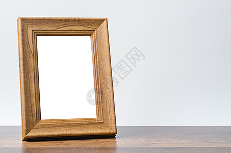 在桌上的空白的木相框图片