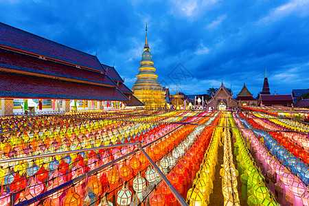 在泰国的塔上旅行建筑建筑学佛教徒日落宗教金子旅游游客寺庙图片