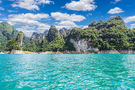 泰国苏拉特州或Khao Sok国家公园带山的湖泊图片
