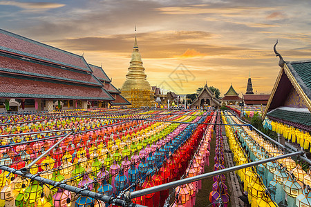 在泰国的塔上地标风格建筑学游客寺庙庆典建筑旅行宗教宝塔图片