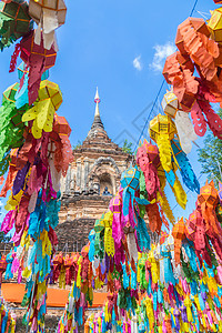 在寺的清迈举行的美丽灯笼 Yeepeng 节符号建筑学蓝色地标宝塔旅行旅游文化艺术金子图片