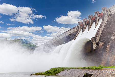 大坝是一座水电站 灌溉和洪水保护在泰国地区的大坝瀑布环境水闸观光金属流动水库水电水泥溢洪道图片