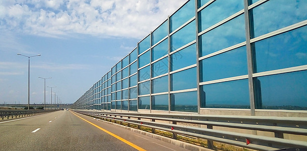 公路和玻璃屏障的现代建筑结构图图片