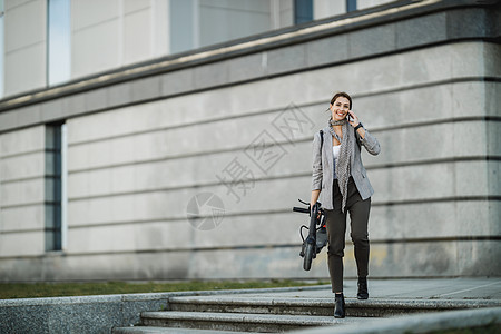 向着她的目标直前进女性员工街道成人运输企业家商业微笑交通摩托车图片