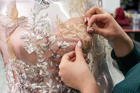 在裁缝工作室的模特上 修白蕾丝婚纱时装店铺剪裁女性婚礼新娘织物成人材料裙子图片