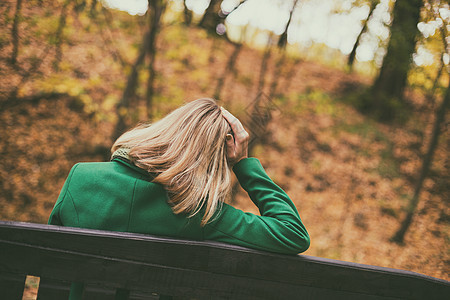 坐在长凳上的可怜女人孤独挫折金色森林焦虑雨季寂寞压力休闲长椅图片