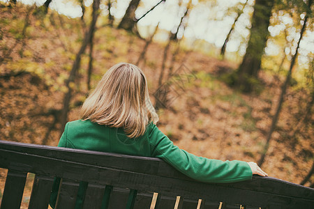 孤单的坐在长椅上的女人图片