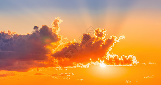 日落或日出时 阳光照亮云彩射线概念上帝太阳光线太阳光气氛天空戏剧性天气光束图片